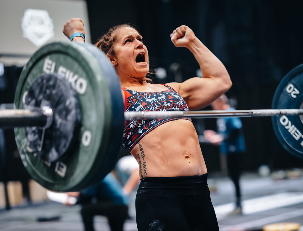 Atlet jublar vid skivstången på Oslo Throwdown 2023