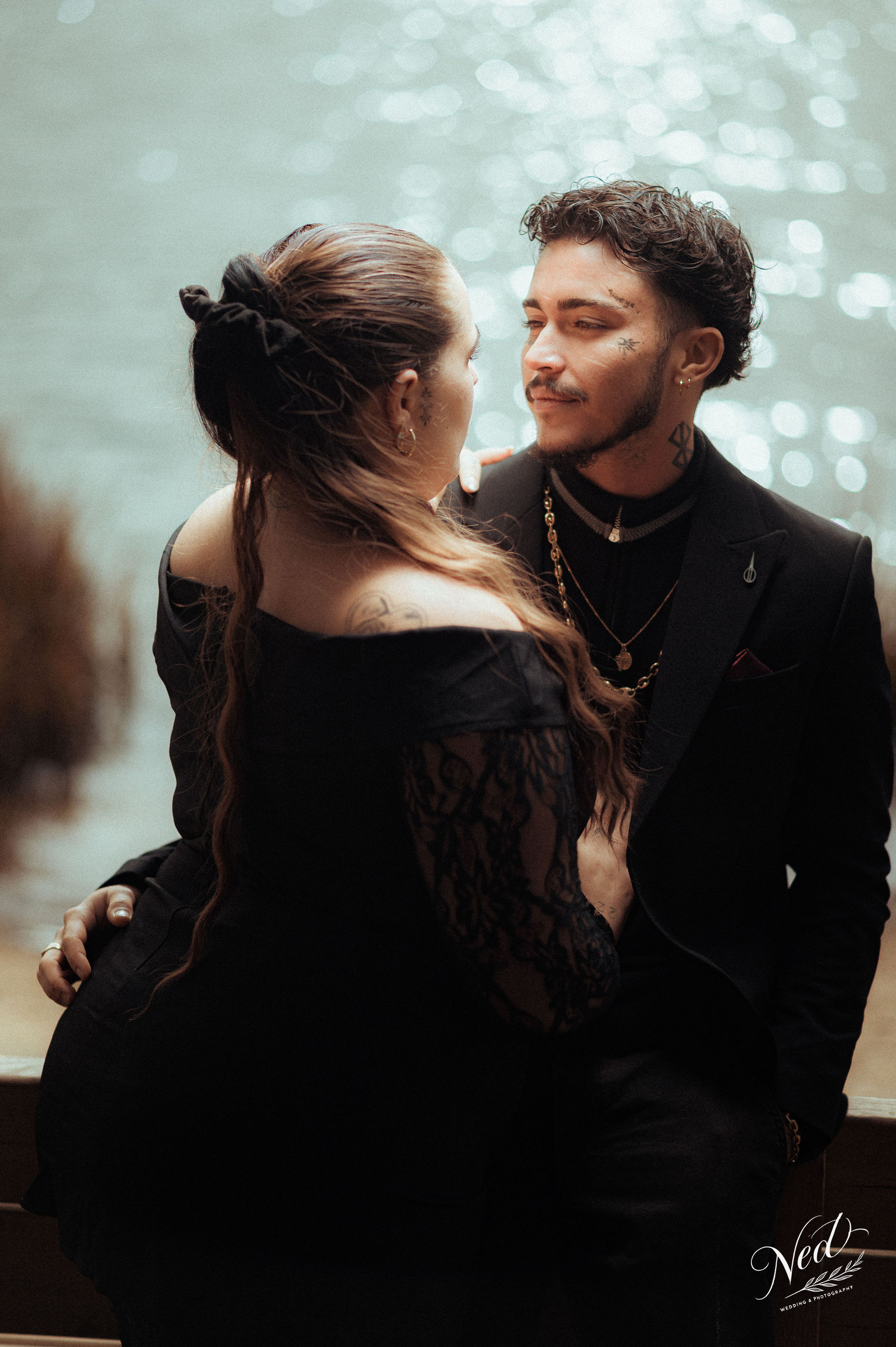 Couple en séance pré-mariage — Éclairage poétique et bokeh