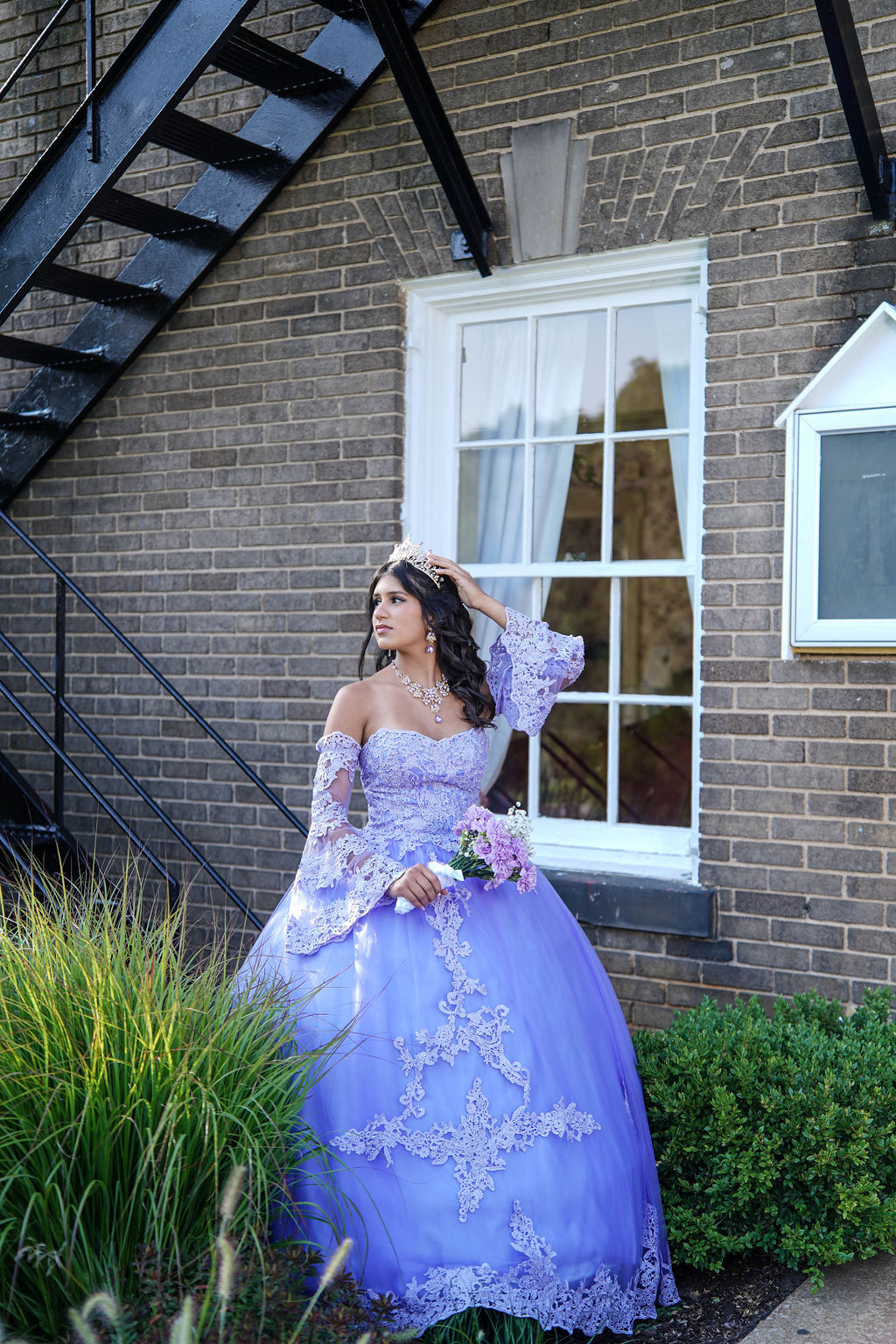 Court of honor surrounding the quinceañera
