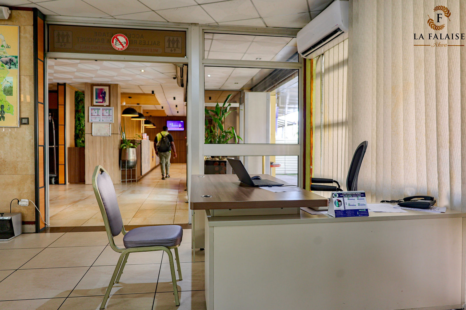 Hall entrée La Falaise Akwa — Hôtel 4 étoiles Douala