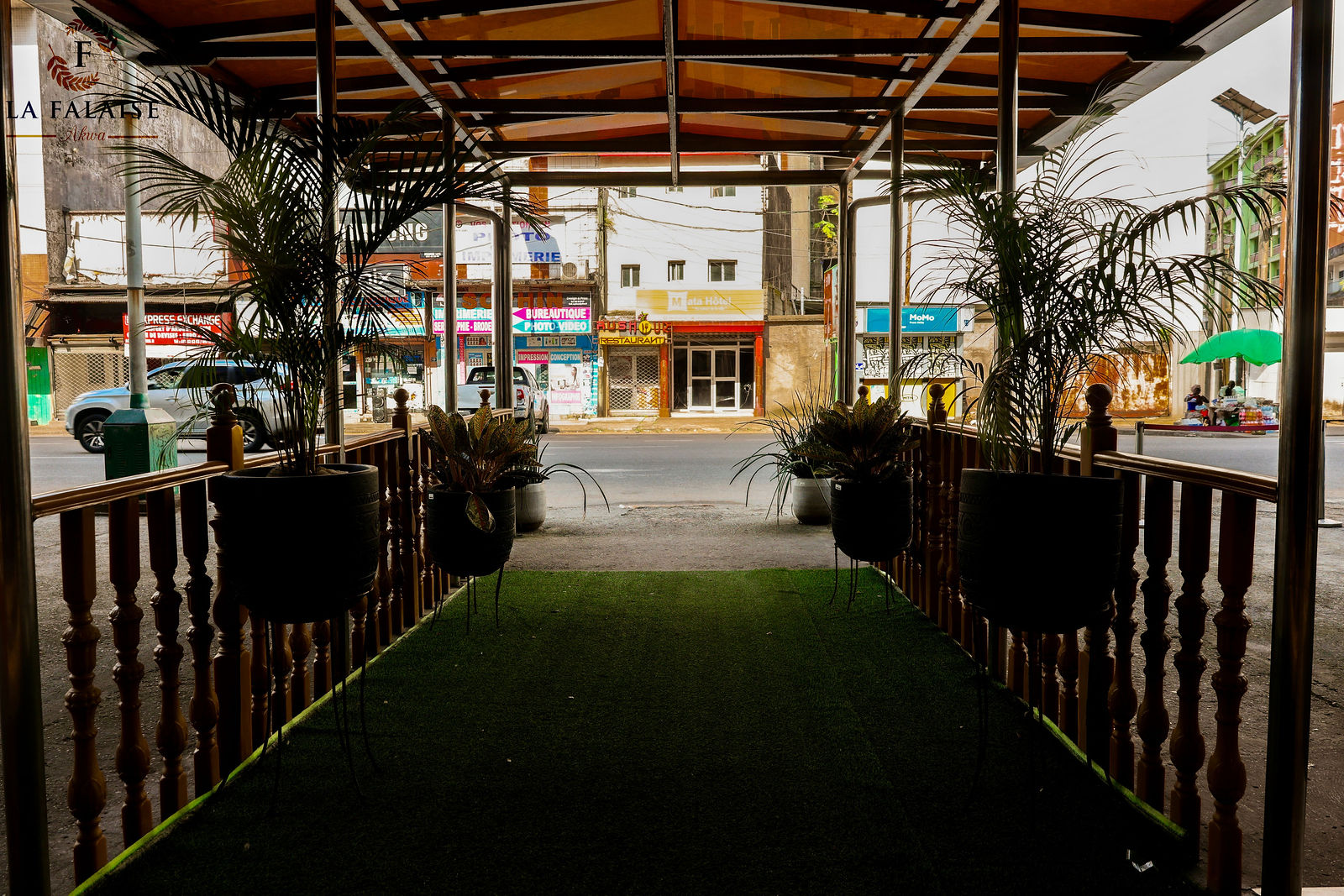 La Falaise Akwa — Hall d'entrée hôtel 4 étoiles Douala Cameroun
