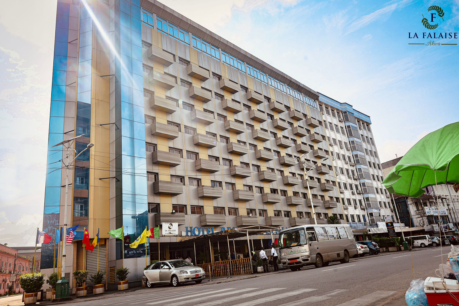La Falaise Akwa — Hall principal hôtel 4 étoiles Douala