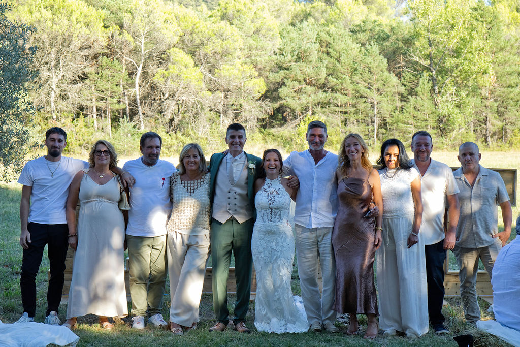 Portrait de groupe des mariés entourés de leurs invités à Nans-les-Pins.