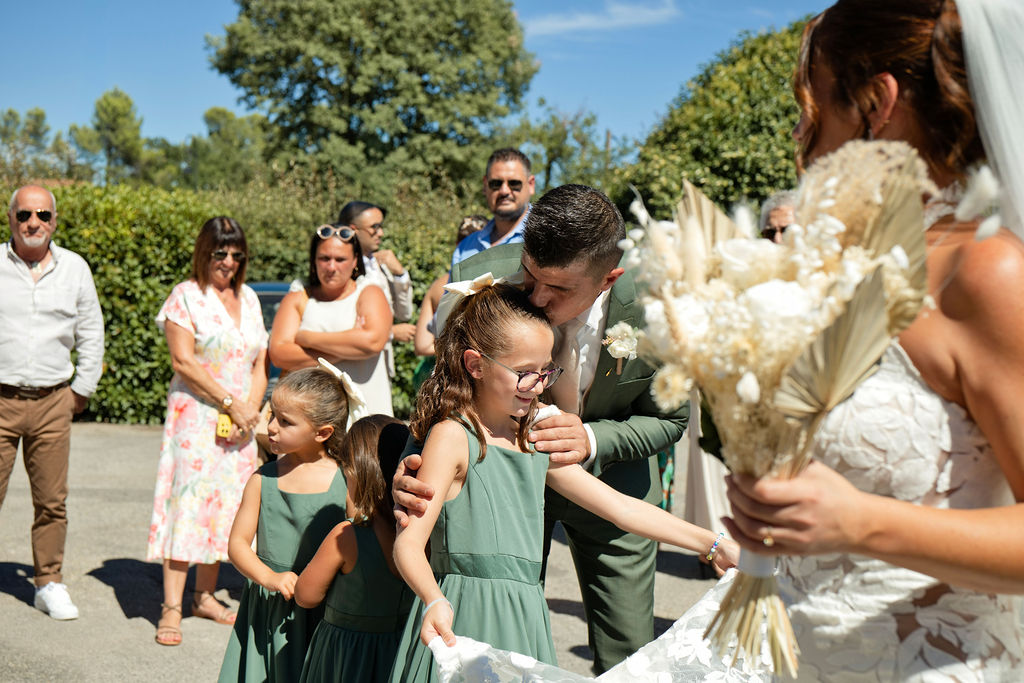 Sébastien embrasse une jeune invitée, près d’Audrey et de son bouquet.