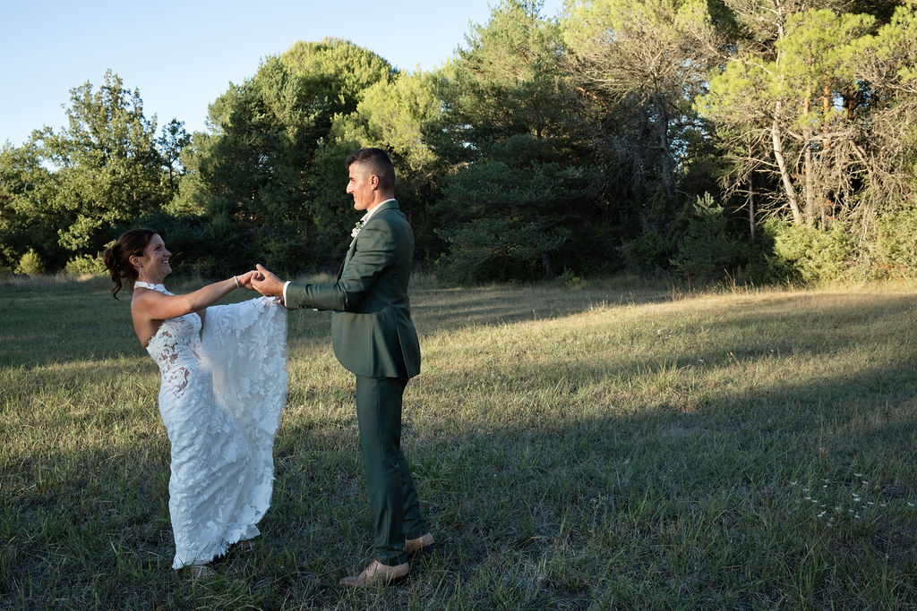 Audrey et Sébastien se tiennent par les mains pendant leurs portraits de couple.