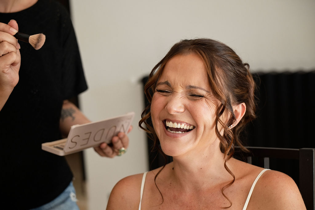 Audrey éclate de rire pendant son maquillage avant son mariage à Nans-les-Pins.