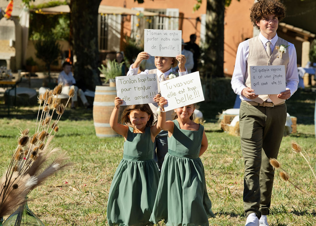 Les enfants ouvrent la cérémonie laïque avec leurs pancartes pleines d’humour.