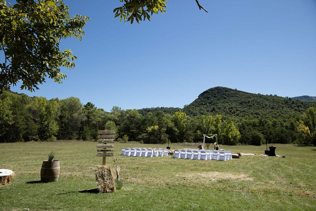 La cérémonie laïque en plein air, avec son arche et les collines en arrière-plan.