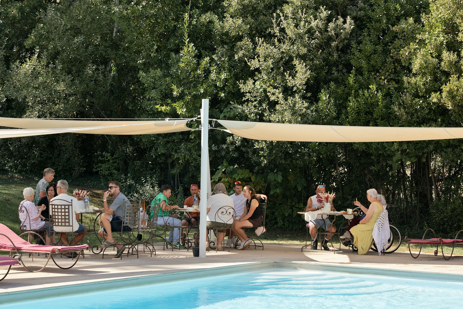 Les invités se retrouvent près de la piscine pendant le brunch