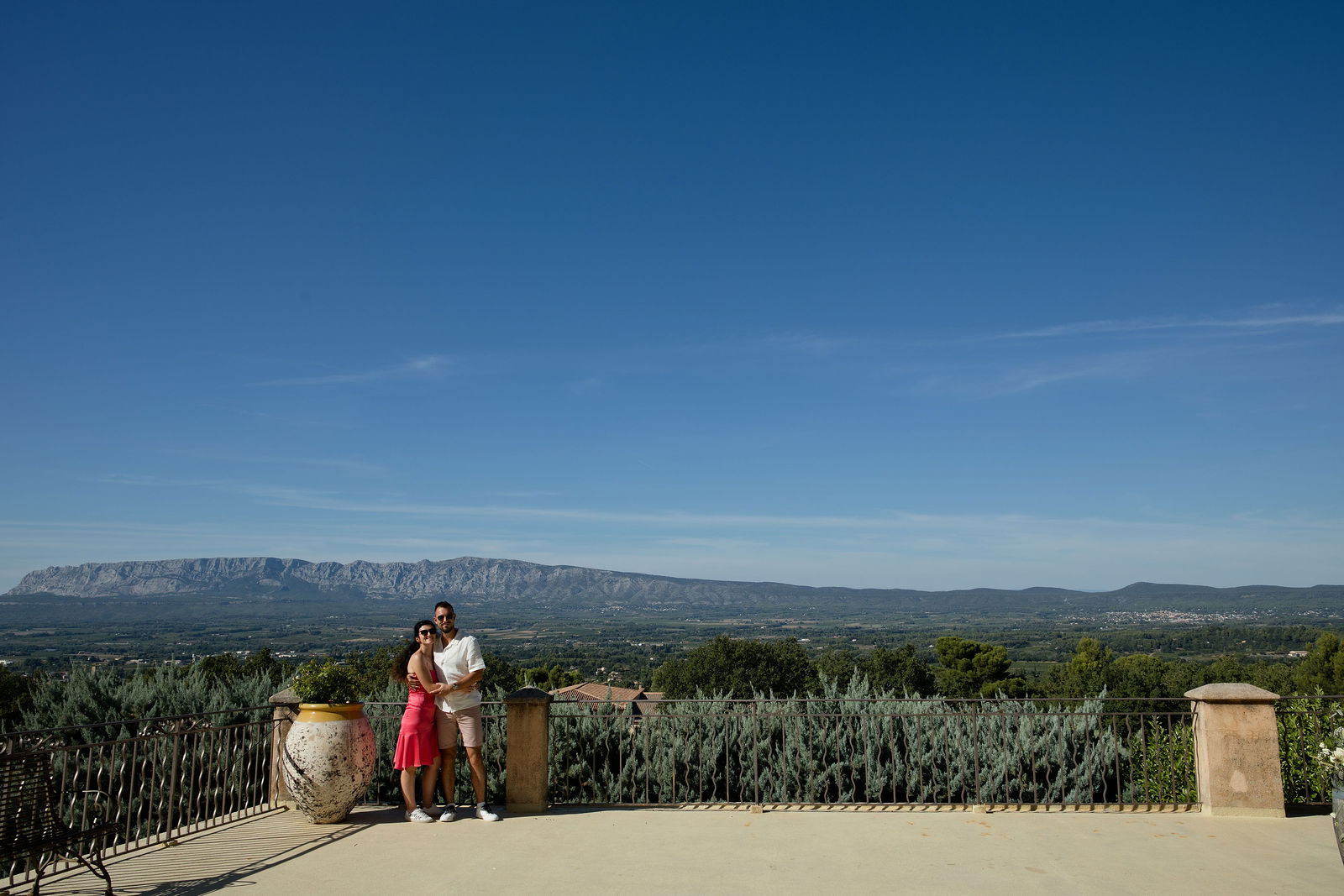 Marion et Mathieu devant le panorama du Château Grand Boise à Trets