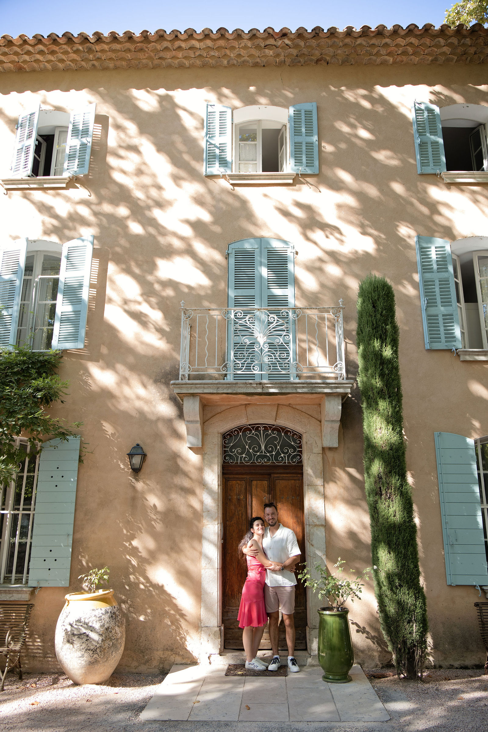 Marion et Mathieu devant la façade et les volets du Château Grand Boise