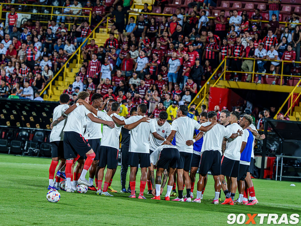 Alajuelense vs Saprissa, photo 2 of 12