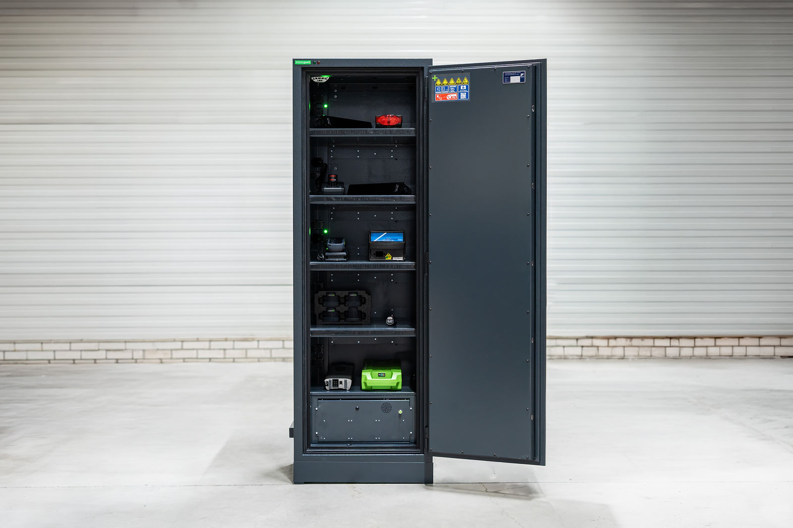 Protipožární skříň na nabíjení baterií BatteryGuard otevřená s nabíjenými lithiovými bateriemi
