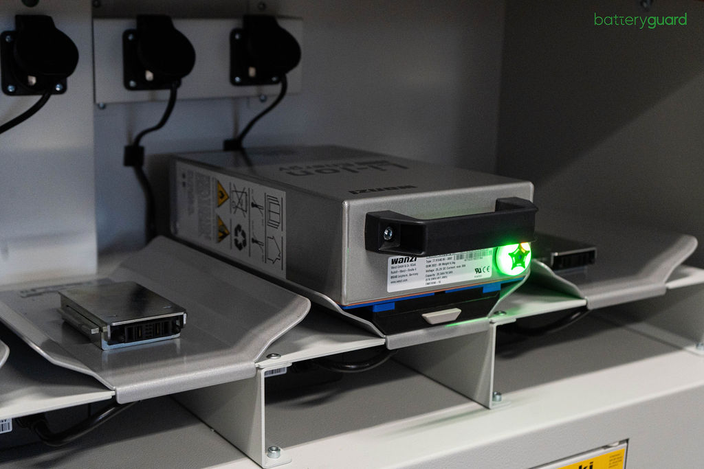 Inteligentní nabíjecí systém ElectrIQ ve skříni na baterie BatteryGuard