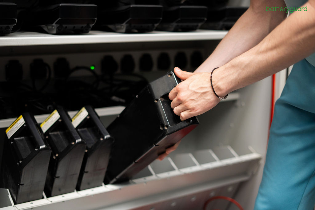 Nabíjení lithiové baterie ve skříni BatteryGuard
