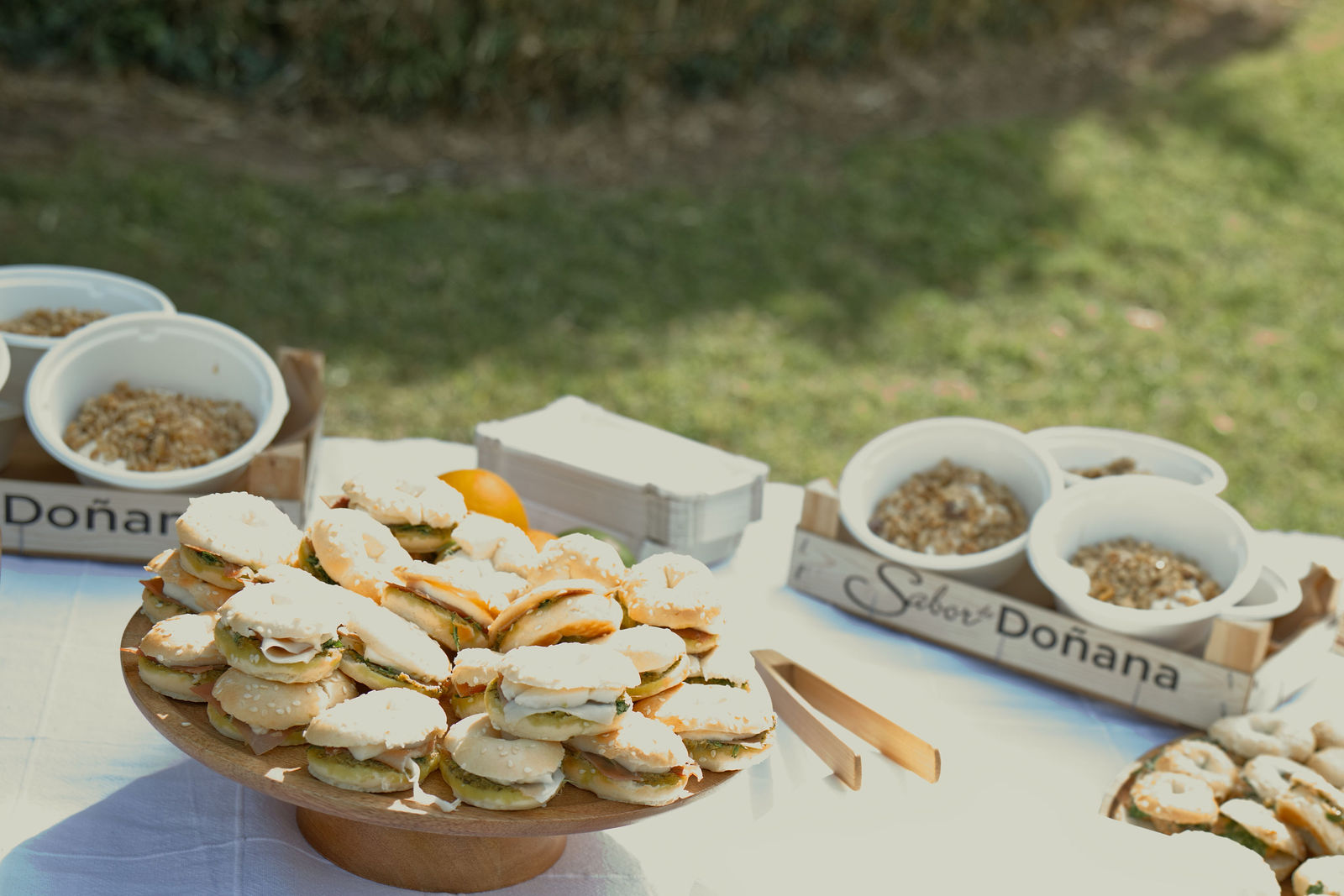 Petits pains garnis et bols disposés sur une table