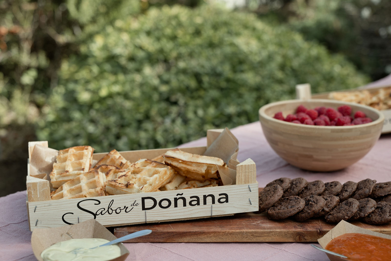 Détail des gaufres, des cookies et des fruits du buffet