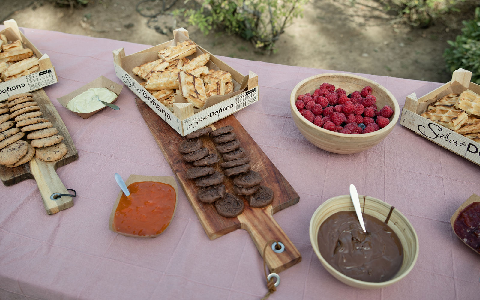 Cookies, gaufres et framboises présentés sur le buffet