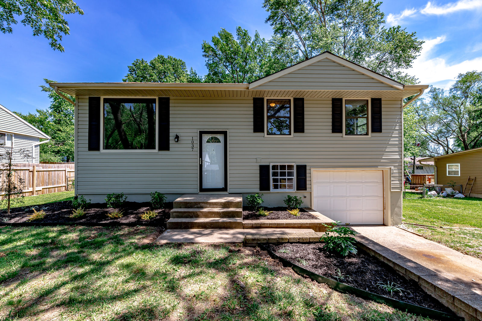 1037 Lindenwood Ln by KC Home Photography