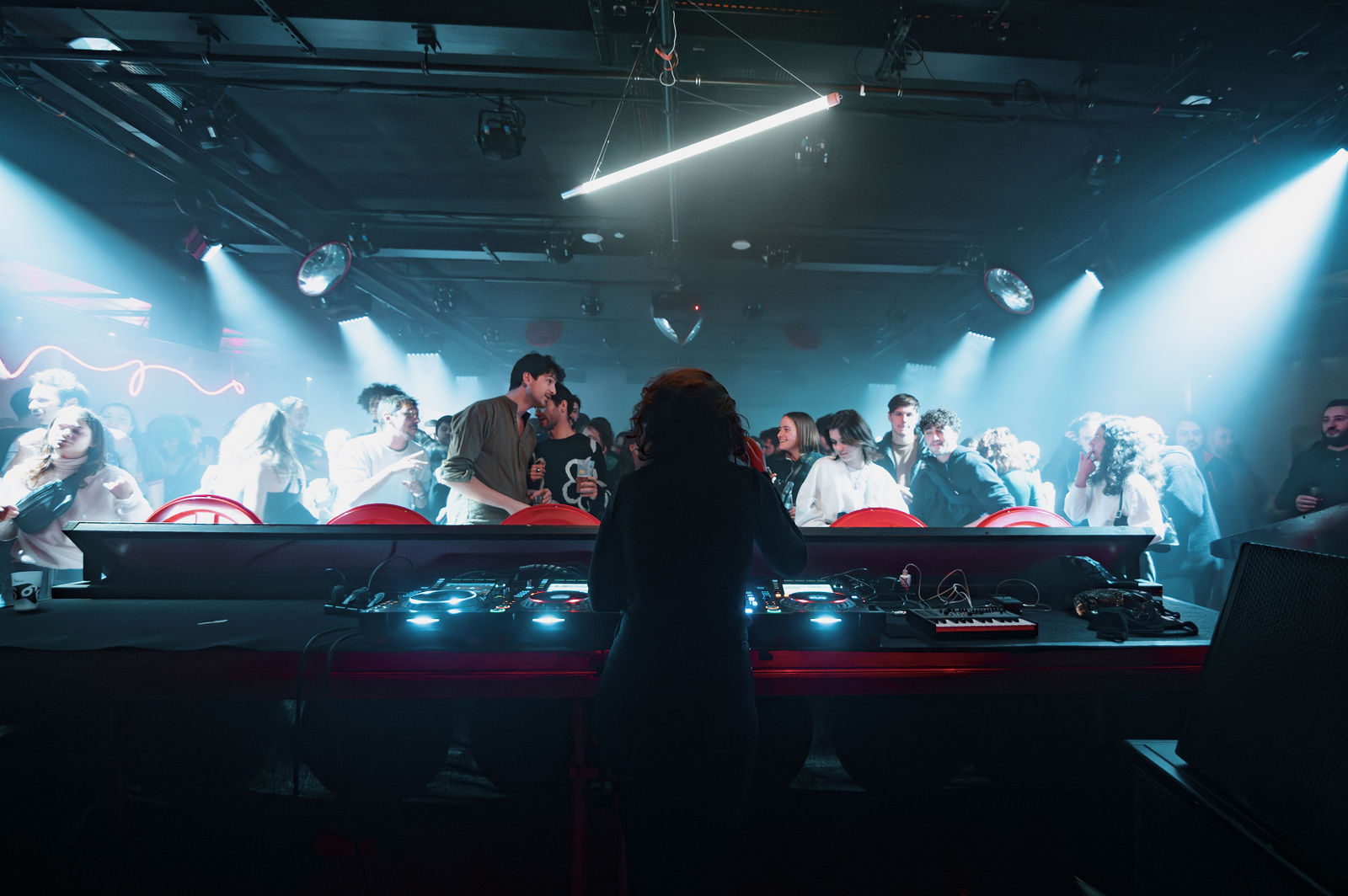 Événement Sucre Lyon - DJ boîte de nuit faisceaux lumineux soirée entreprise