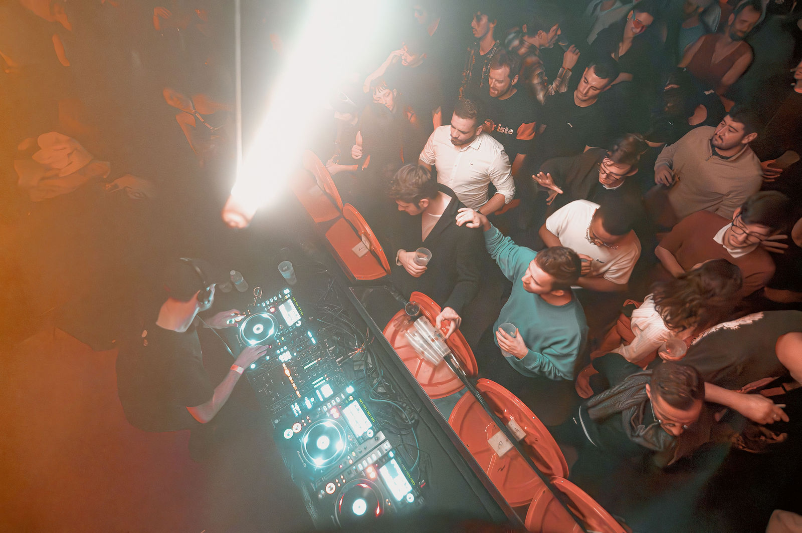 Reportage Sucre Lyon - Vue aérienne DJ platines danseurs boîte de nuit corporate