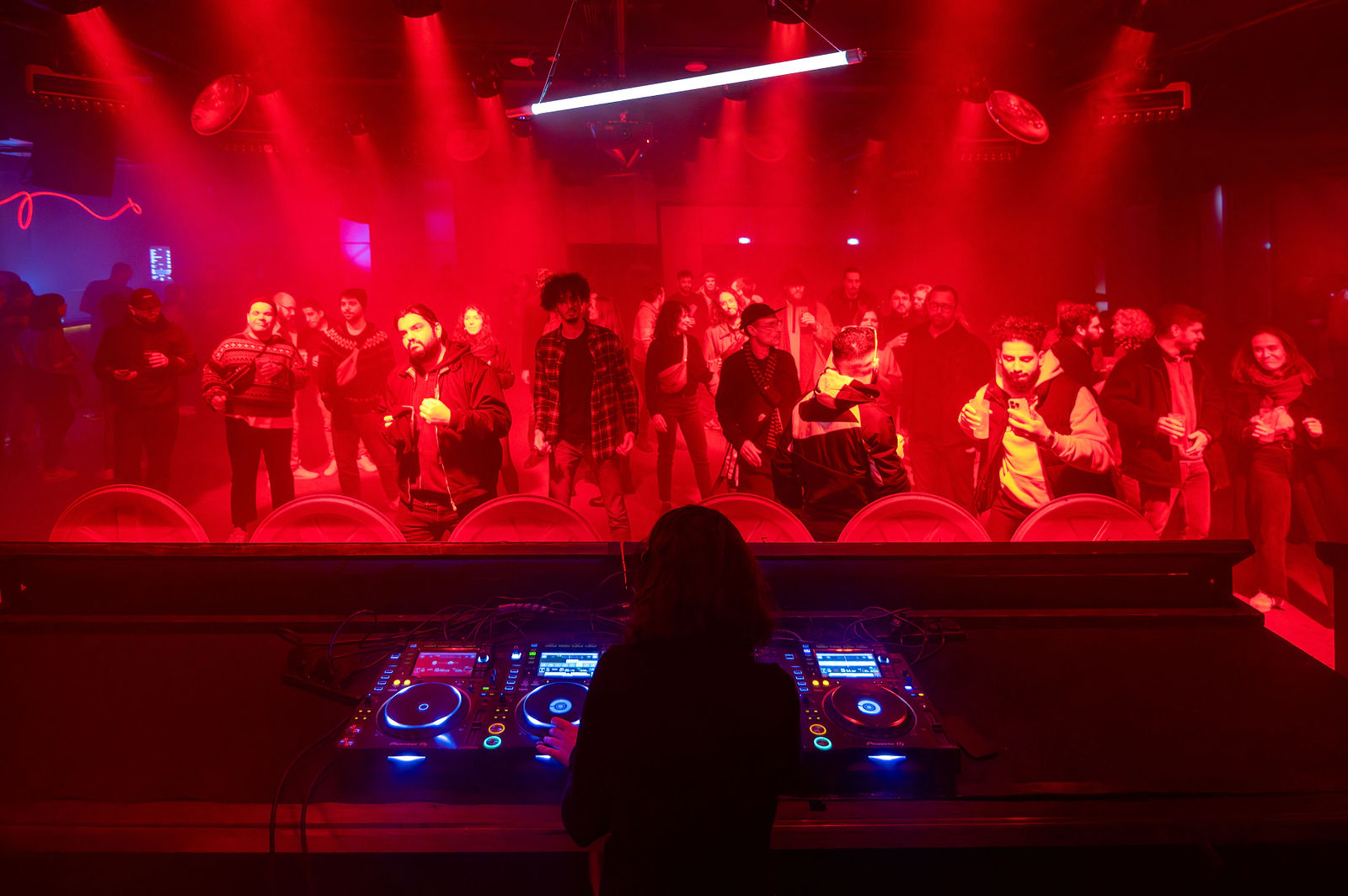 Soirée corporate Lyon - Scène rouge Sucre DJ faisceaux éclairage public