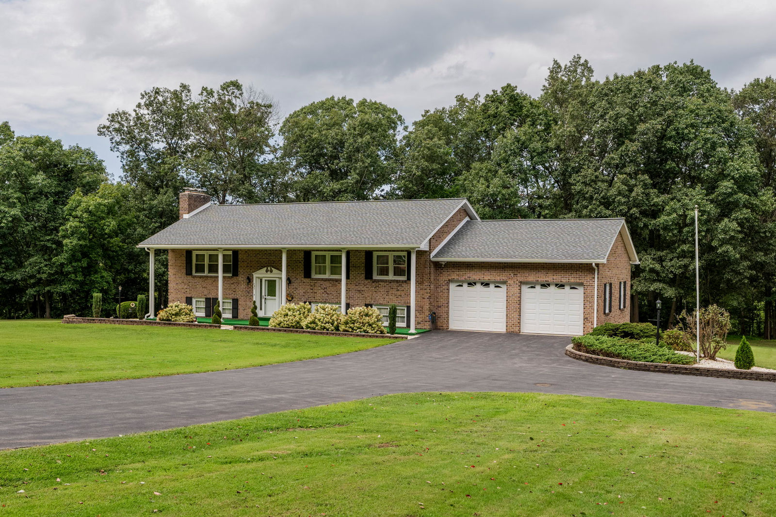 585 N. Ridge Road, Reinholds by Kline, Kreider & Good Auctioneers