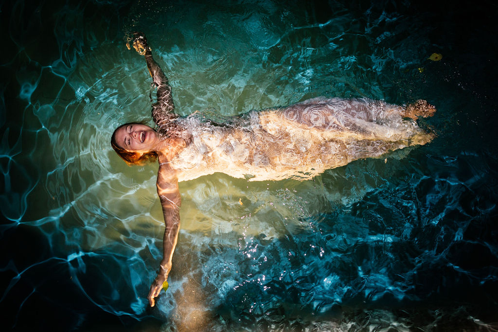 La mariée flotte dans l’eau, vue du dessus