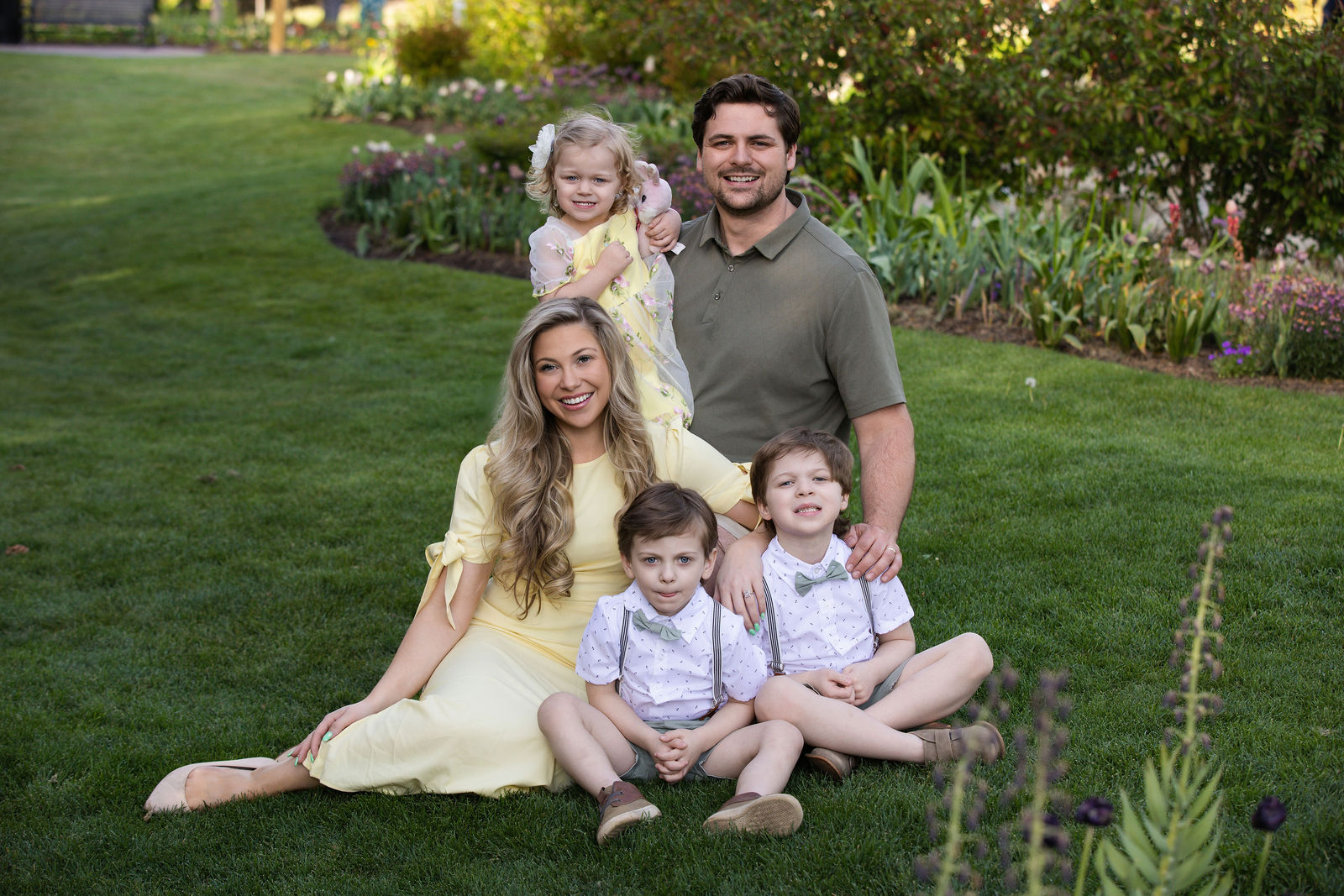 Thanksgiving Point Tulip Festival spring mini session family portrait in Ashton Gardens