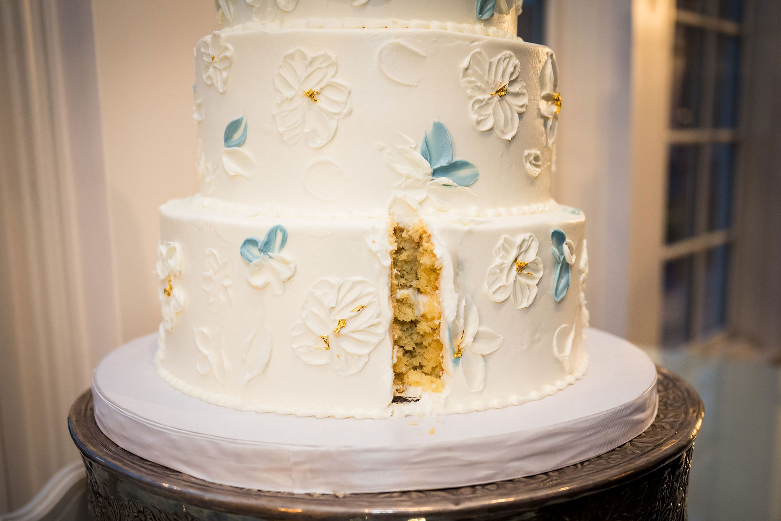 Detail of the gold and blue wedding cake at a Littleton Colorado wedding