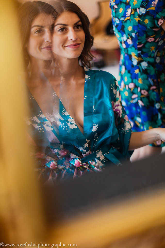 Reflet coloré d’une invitée dans un miroir
