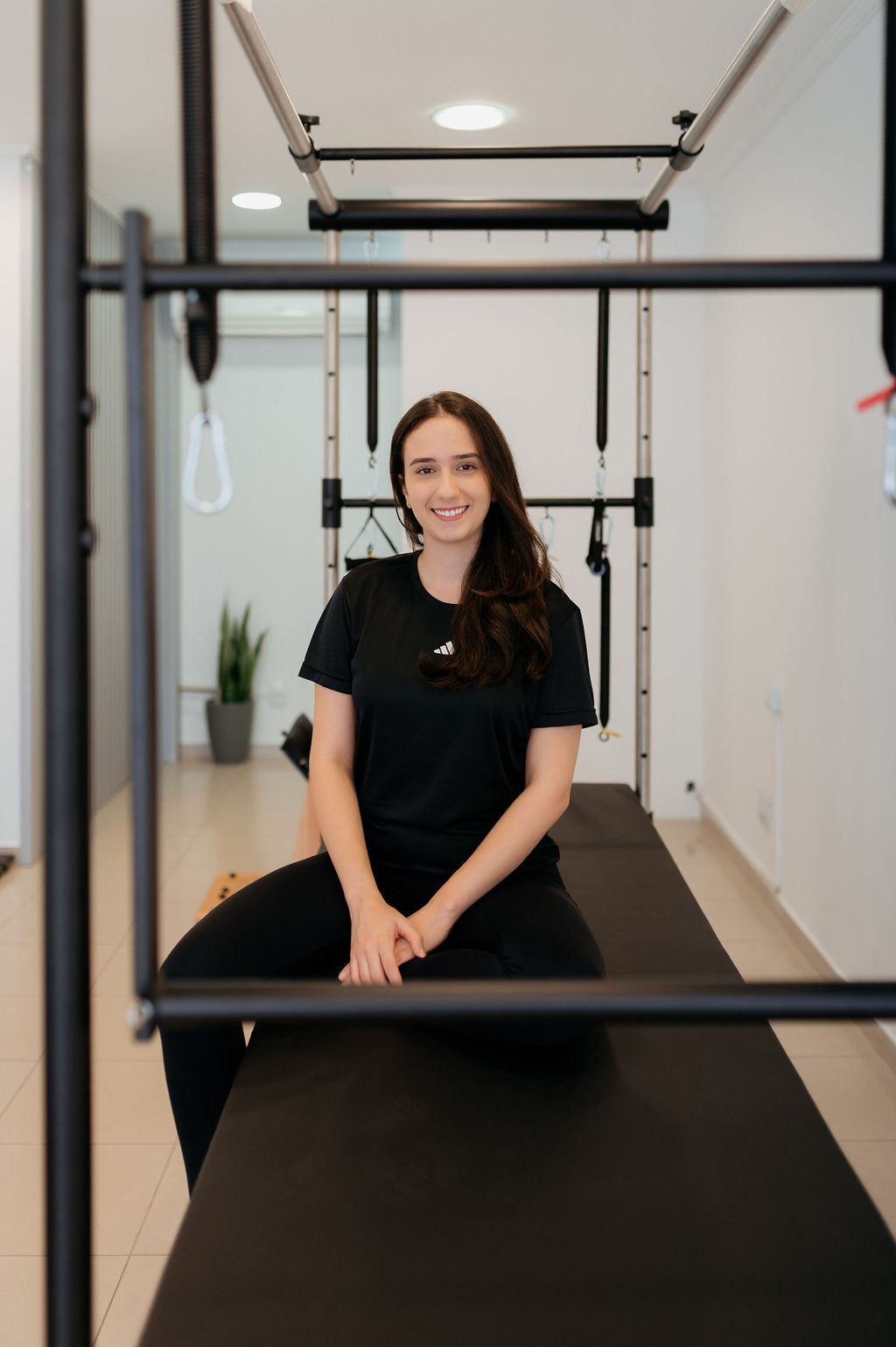 Mulher grávida praticando Pilates contemporâneo no Flow Pilates