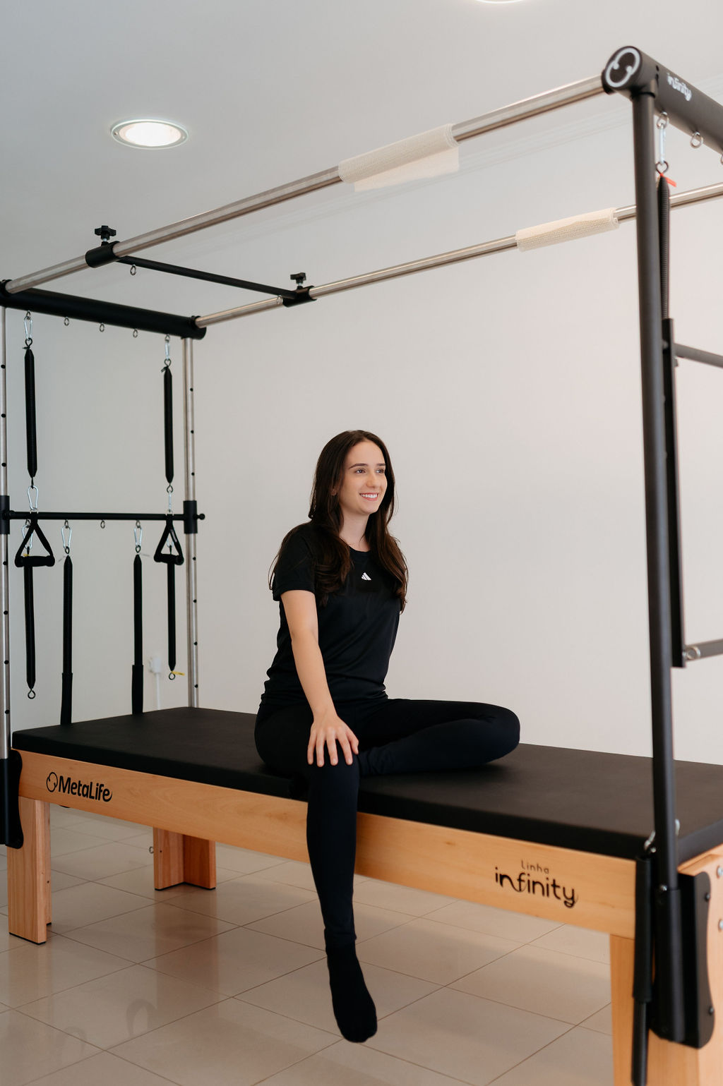 Instrutora acompanhando aluna