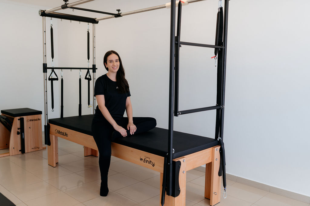 Mulher adulta praticando Pilates com concentração