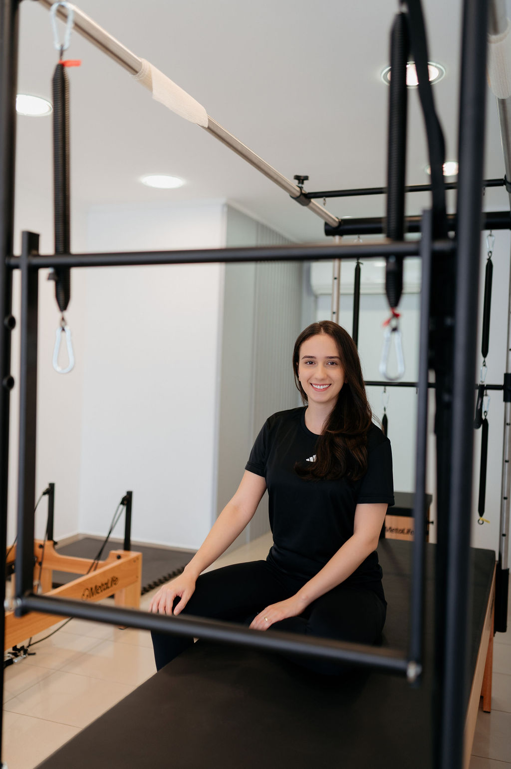 Aluna praticando exercícios de fortalecimento para dor lombar