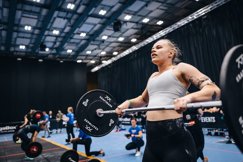 Atlet lyfter skivstång på Scandinavian Throwdown 2024