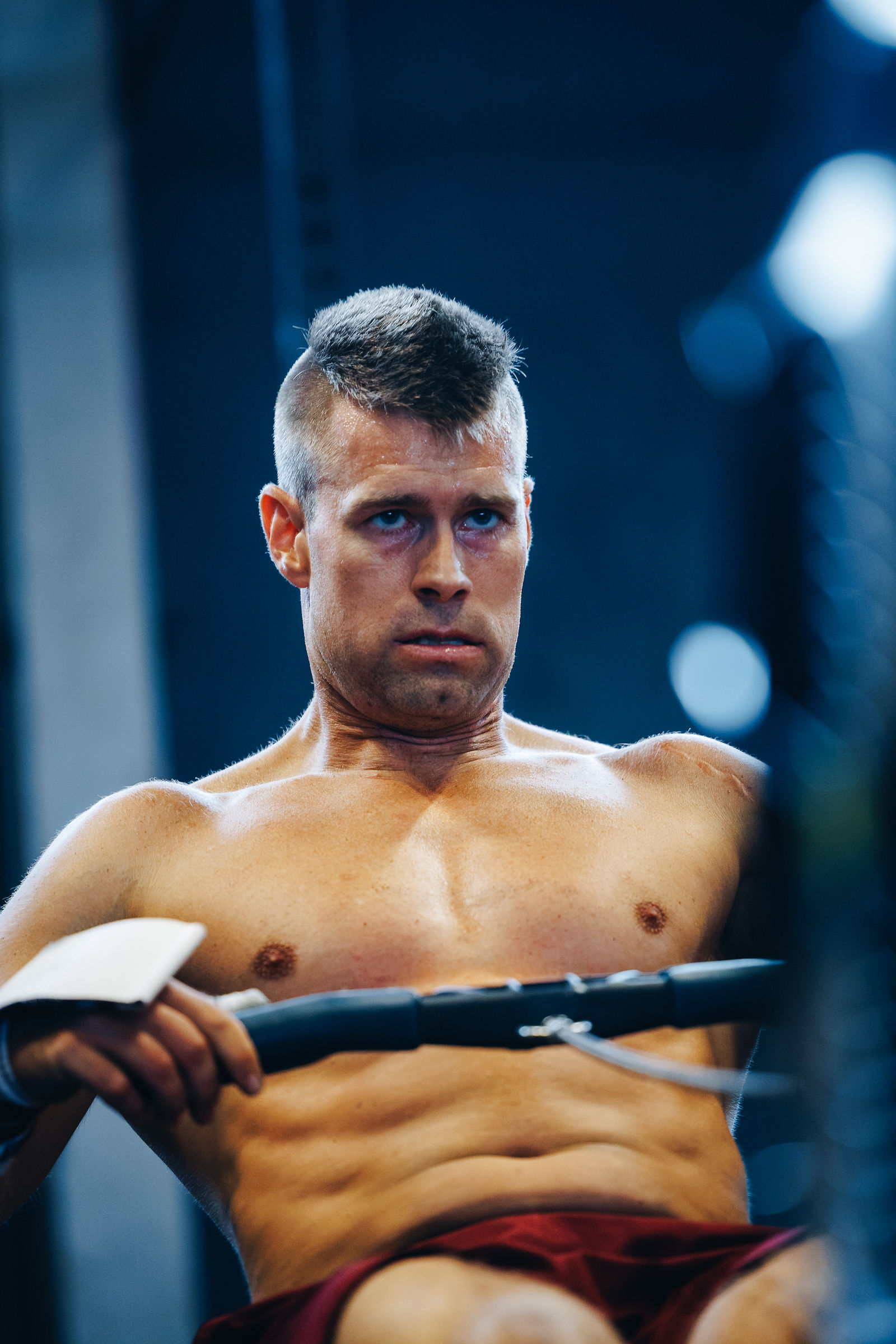 Atlet kämpar på roddmaskinen under Gripen Athletics Battle i Landskrona