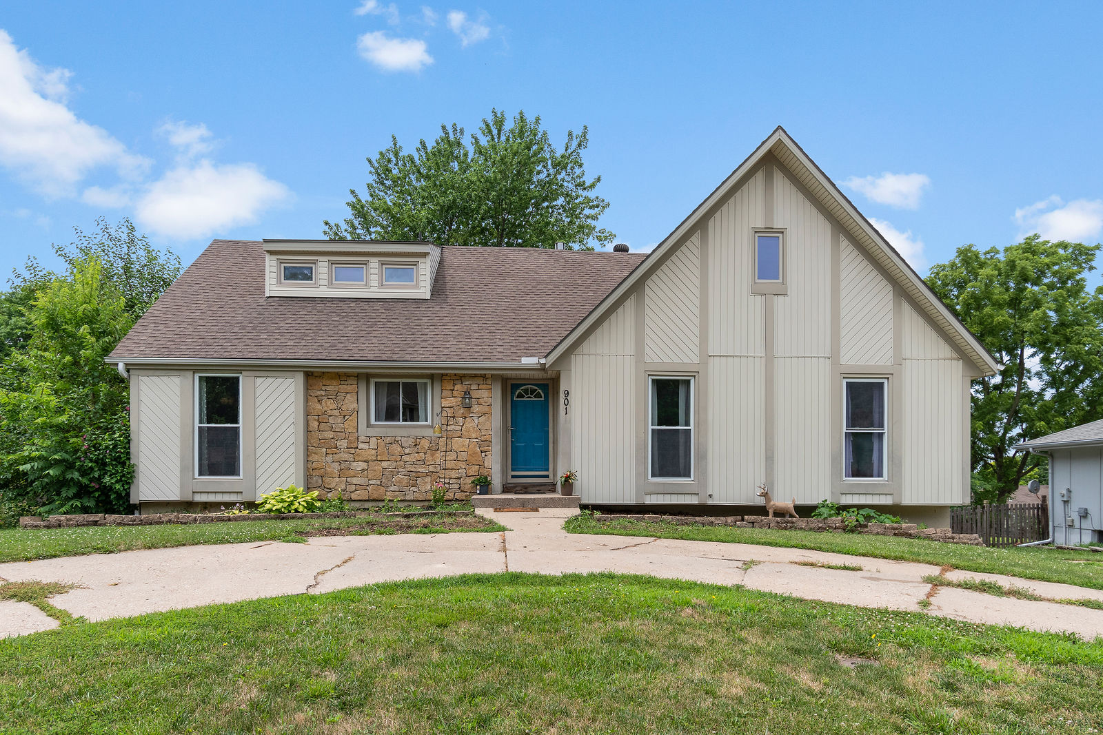 901 NW Delwood Dr by KC Home Photography