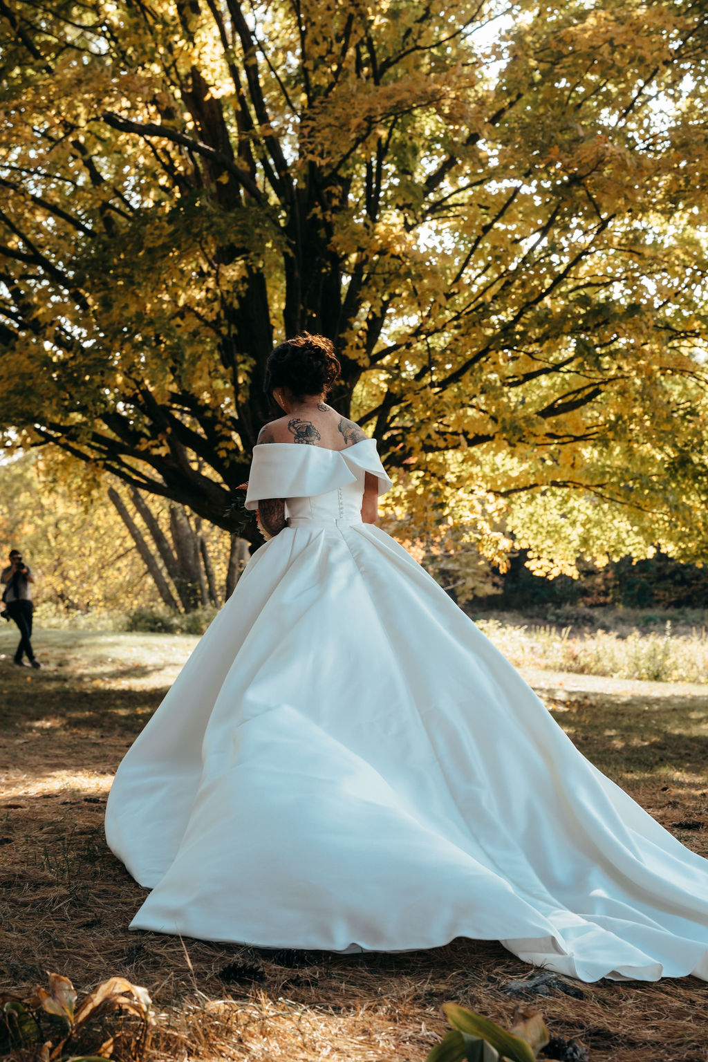 Samantha approaching McCallum for their first look
