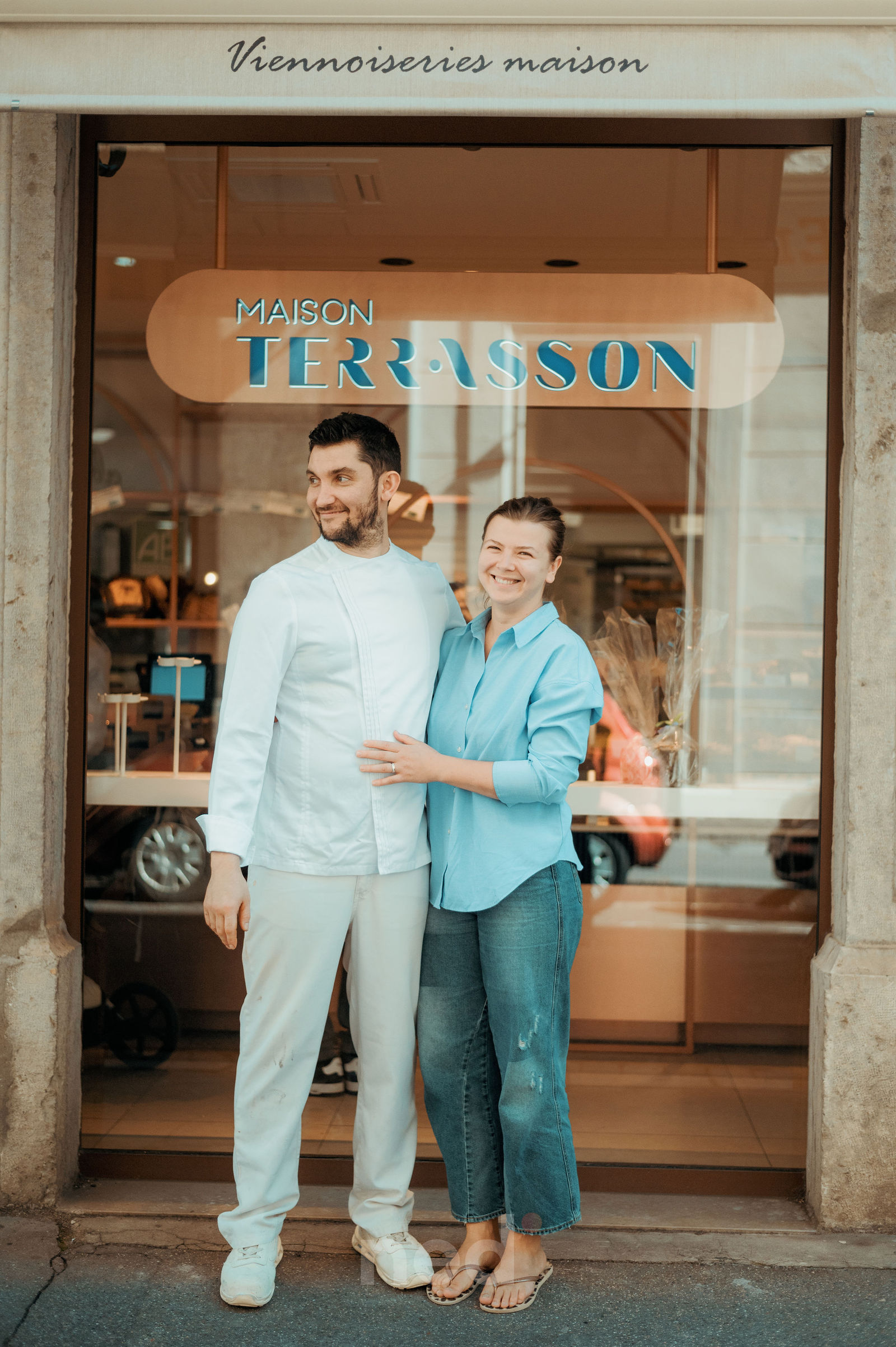 Geoffroy et Aléma Terrasson devant leur boulangerie