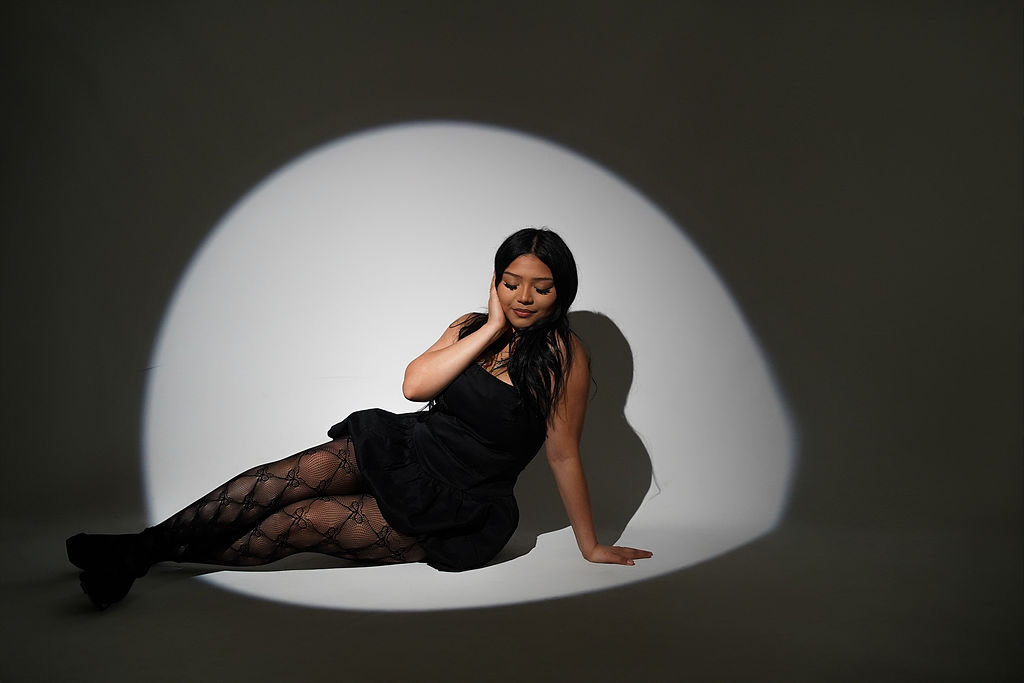Elegant editorial pose during Jatziry's Sweet 16 session