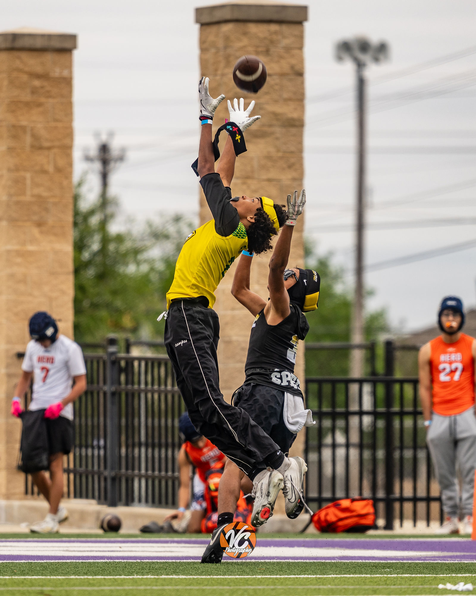 Kings of Se7en receiver running route during 7v7 football in San Marcos Texas