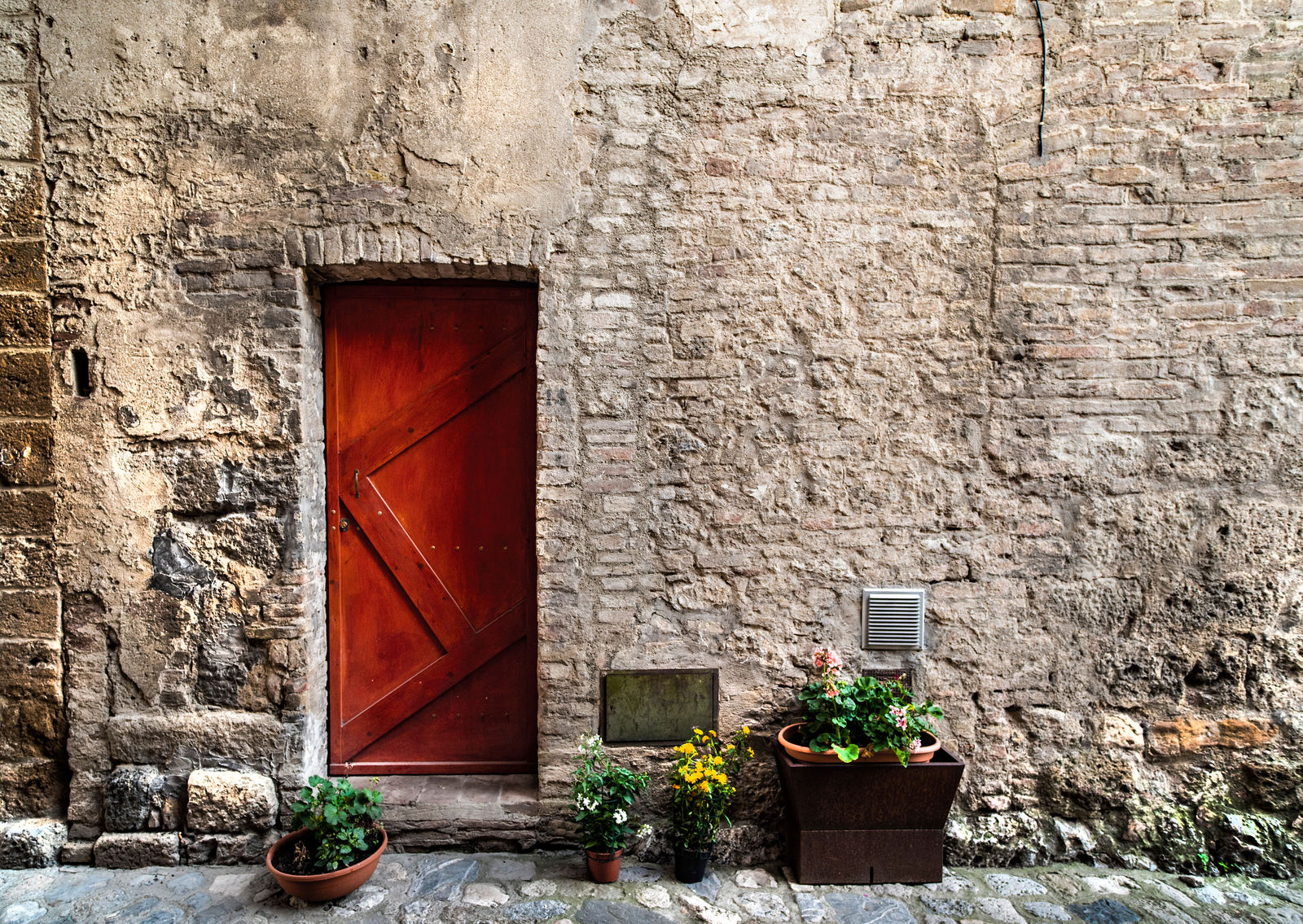 Red-door-San-Gimignano.jpg