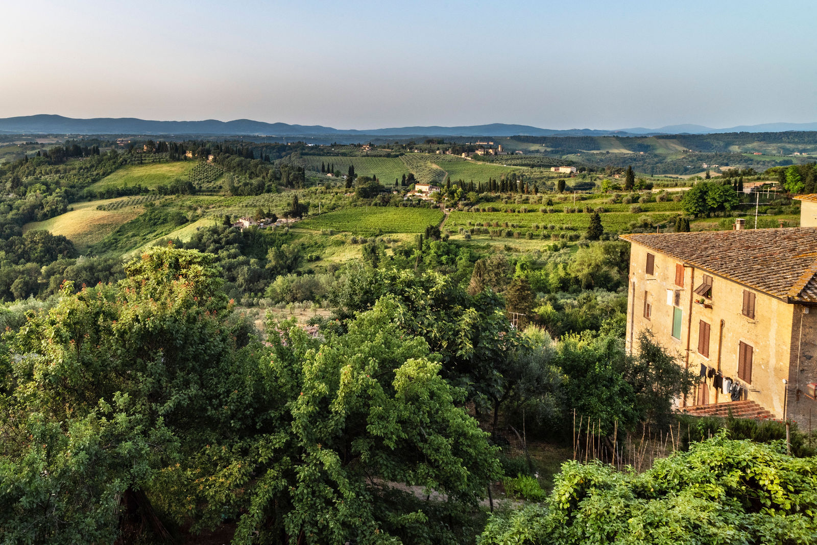 Tuscany-hillside-San-Gimignano.jpg