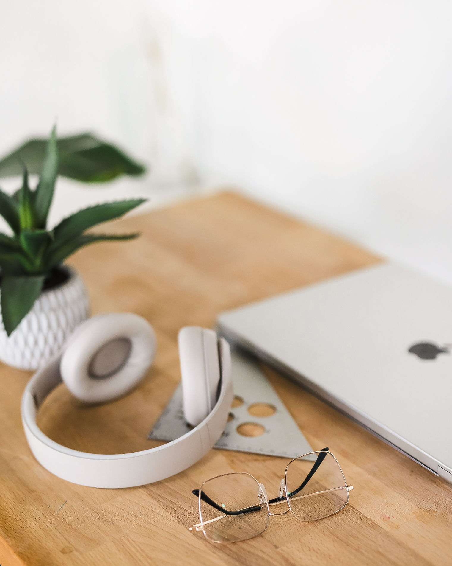 Brand flat lay, desk detail