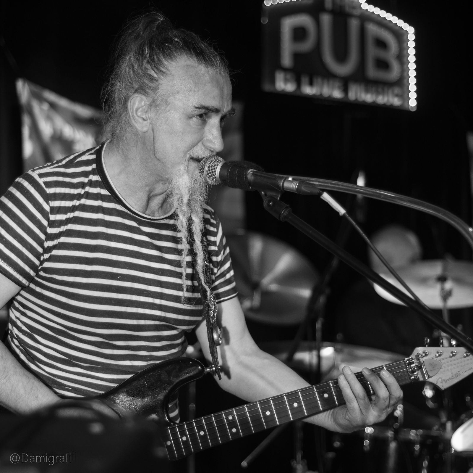 Timpuri Noi Dan Iliescu chitara - concert rock bucuresti