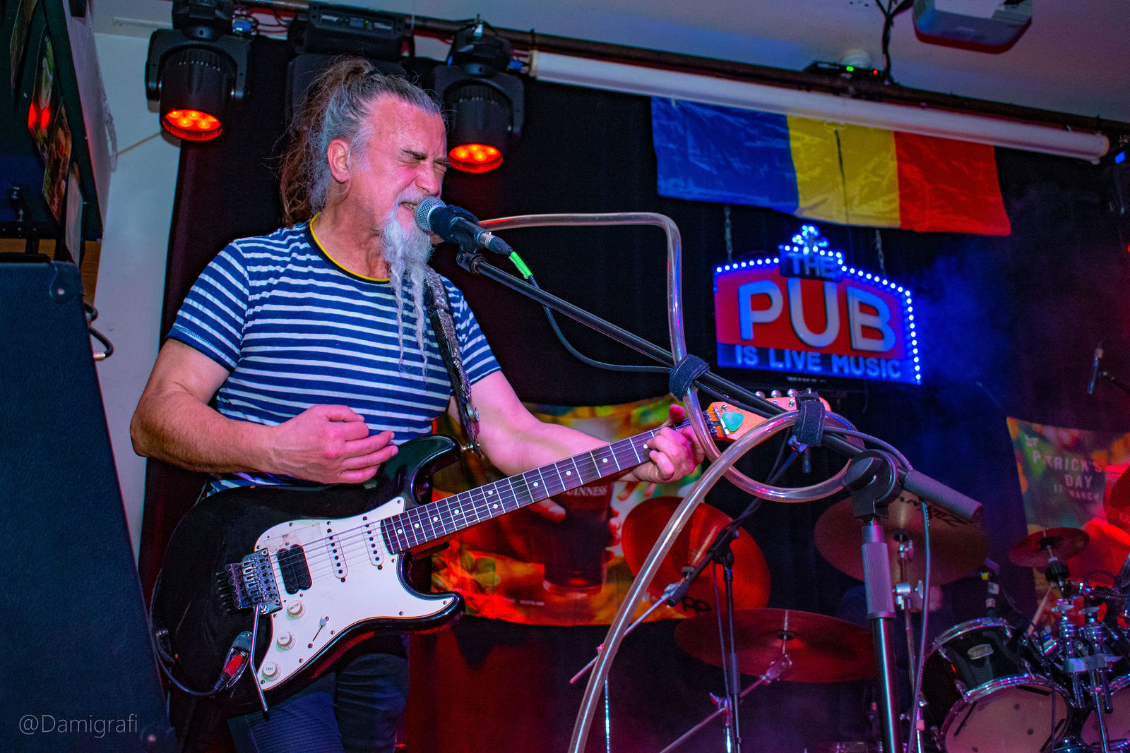 Timpuri Noi show pe scena - trupa romaneasca alternative rock