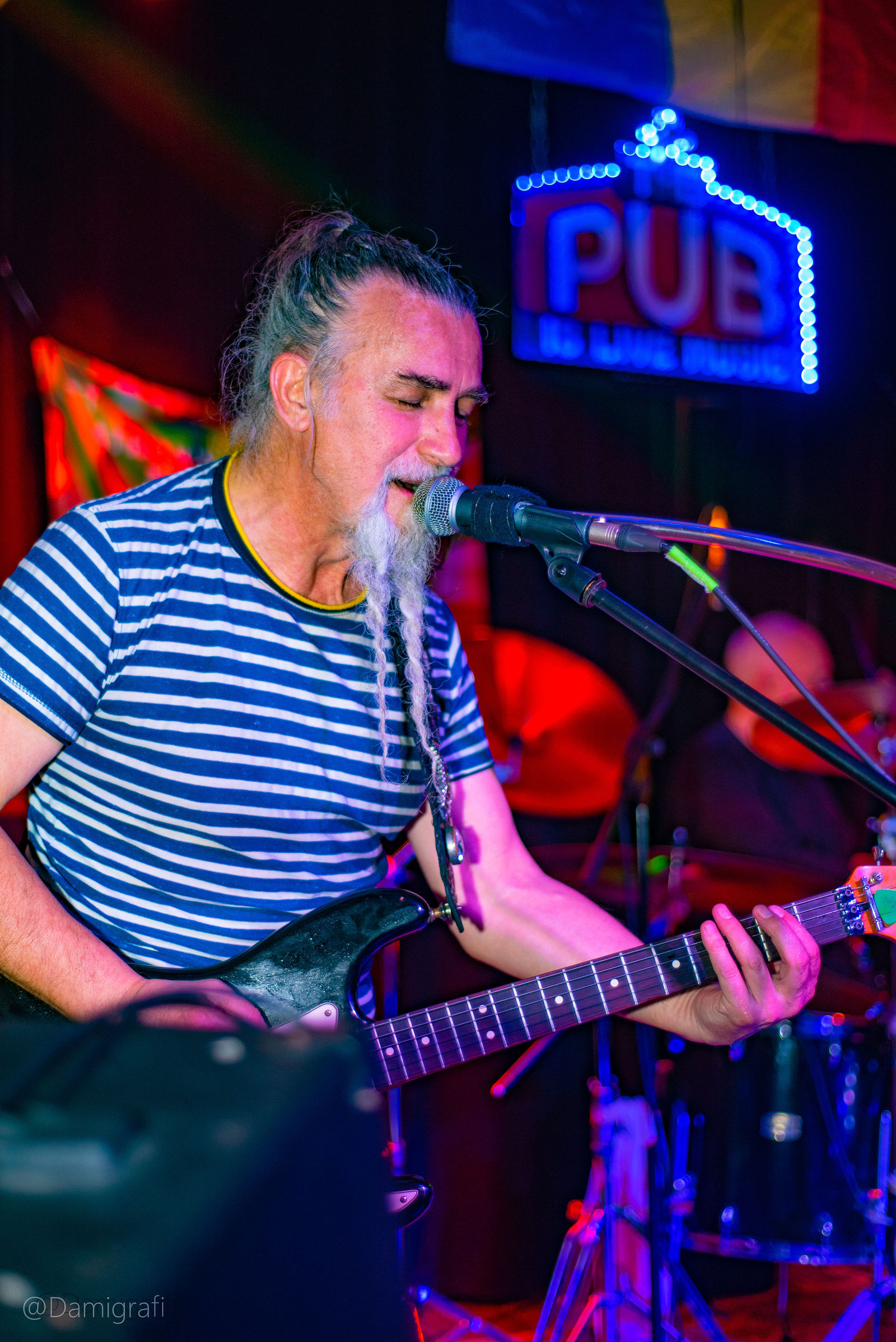 Timpuri Noi concert live - trupa rock romaneasca pe scena