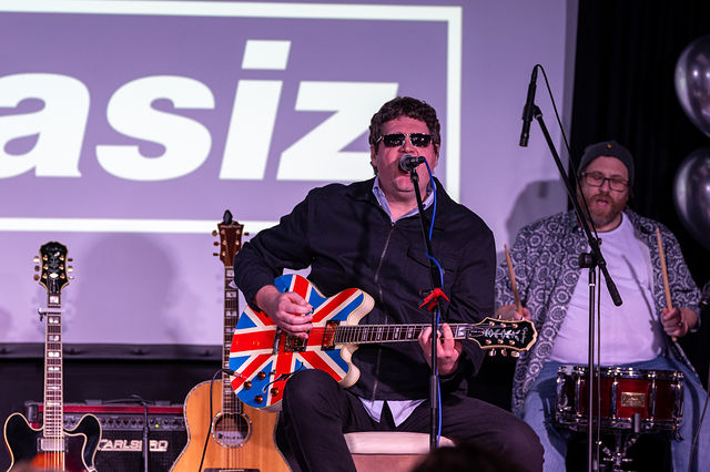 Oasiz: Unplugged: Billericay Theatre, Essex — gallery by Jon Wagstaff