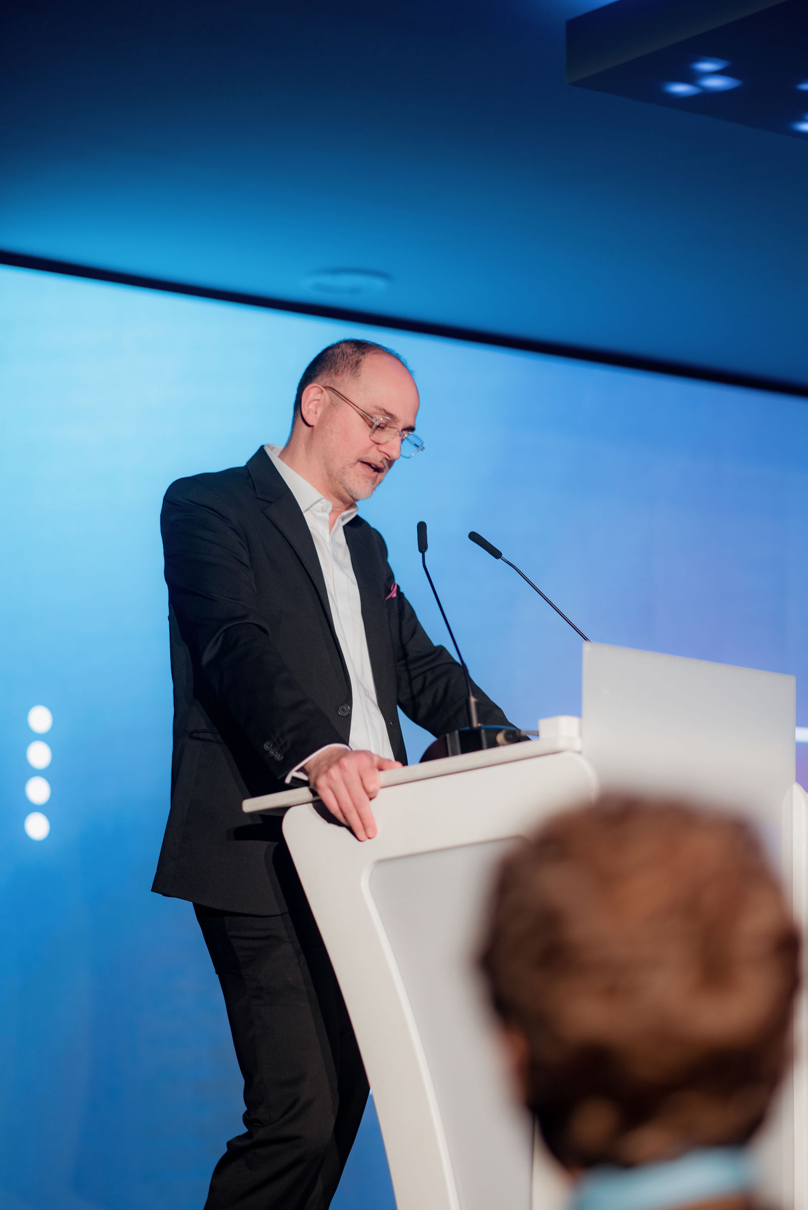 Discours ISCOM Lyon - Directeur pupitre cérémonie diplômes événement académique